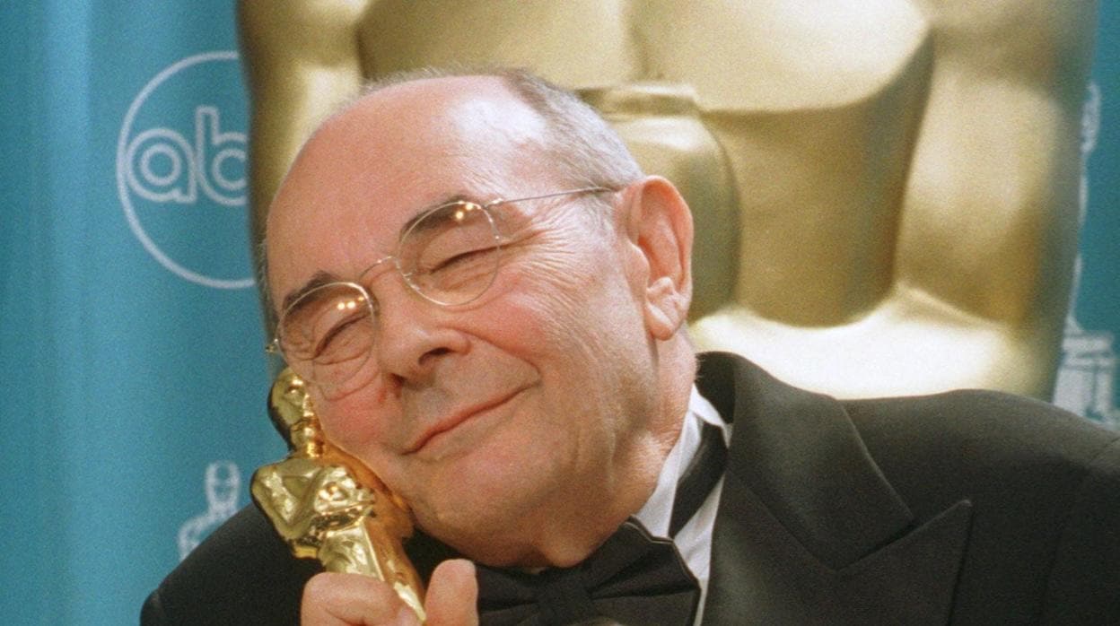 Stanley Donen, fotografiado con el Oscar honorífico que recibió en 1998
