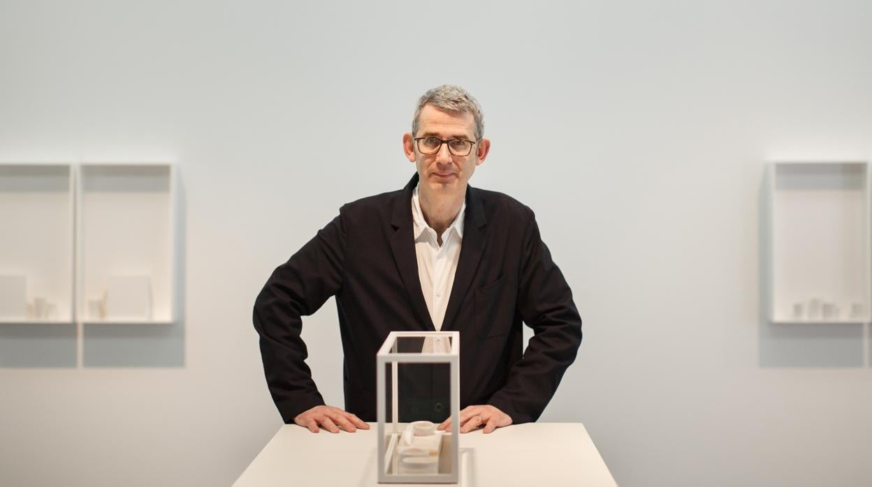 Edmund de Waal, en la galería Ivorypress con algunas de sus obras