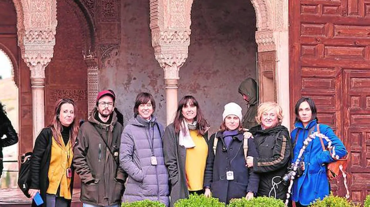 Los finalistas de esta edición y la comisaria Alicia Ventura, en Granada