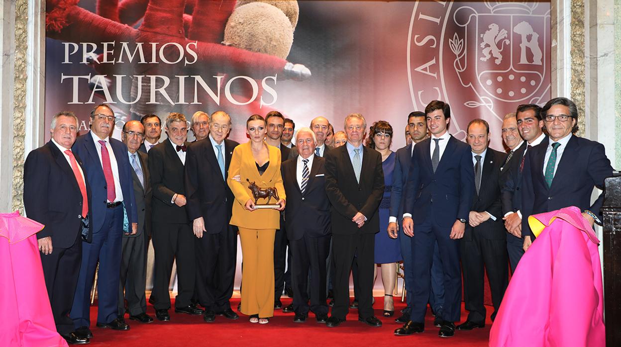 Los galardonados y los miembros del jurado posan en el Salón Real del Casino de Madrid