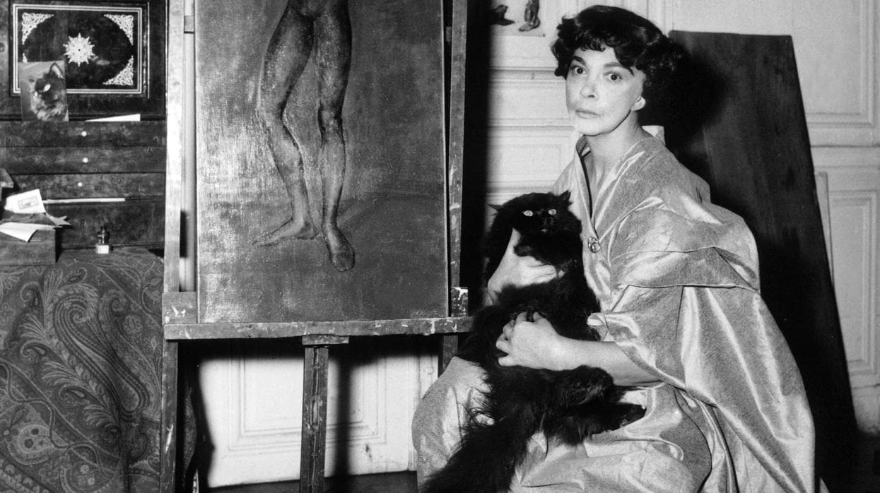 Leonor Fini, en su casa de París en 1956 con un gato persa en sus brazos. Llegó a tener 23