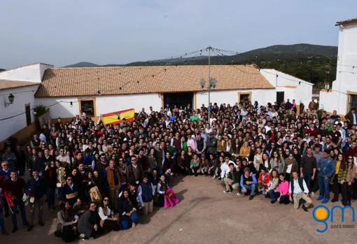 Centenares de aficionados posan en el encuentro con Ginés Marín