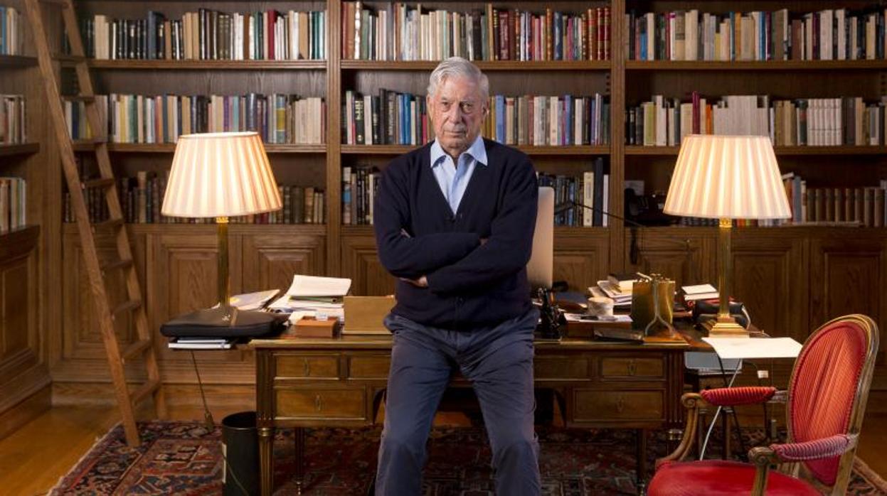 Mario Vargas Llosa posa en su casa durante una entrevista para ABC