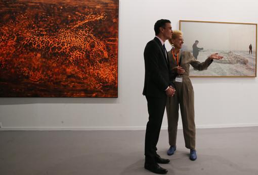 El presidente del Gobierno, en el estand de Juana de Aizpuru en ARCO con la hija de la galerista, Concha