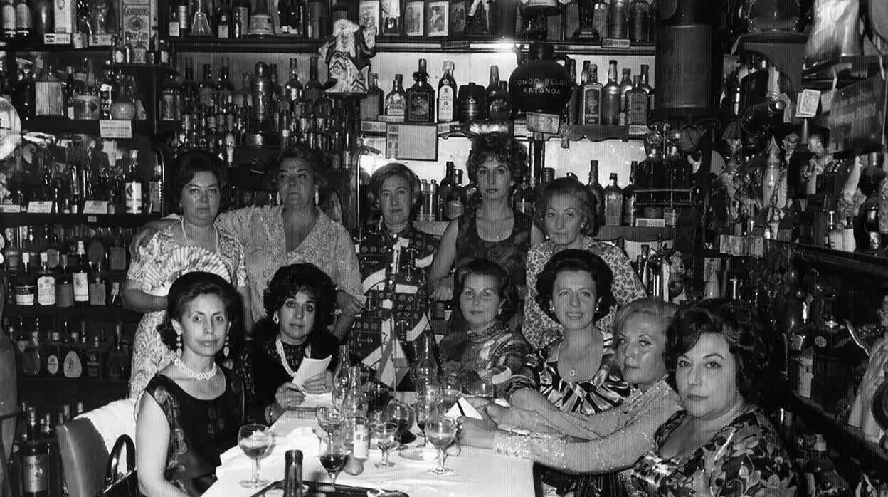 En el Bar Chicote de Madrid. De pie, de izquierda a derecha: Gloria Calvo, mujer sin identificar, Adelaida Las Santas, mujer sin identificar y Carolina D'Antin; sentadas: Felisa Sanz, María Paz Viloria, Marisa Chicote, Lola P. Quincoces, mujer sin identificar y Acacia Uceta