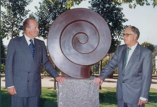 Martín Chirino, con Don Juan Carlos junto a una de sus esculturas