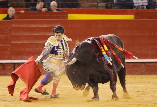 López Simón, genuflexo con el toro