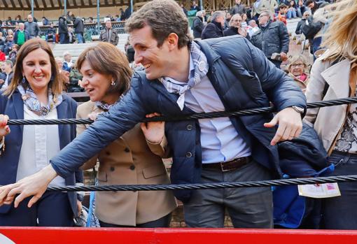 Pablo Casado, en una barrera de la plaza de Valencia