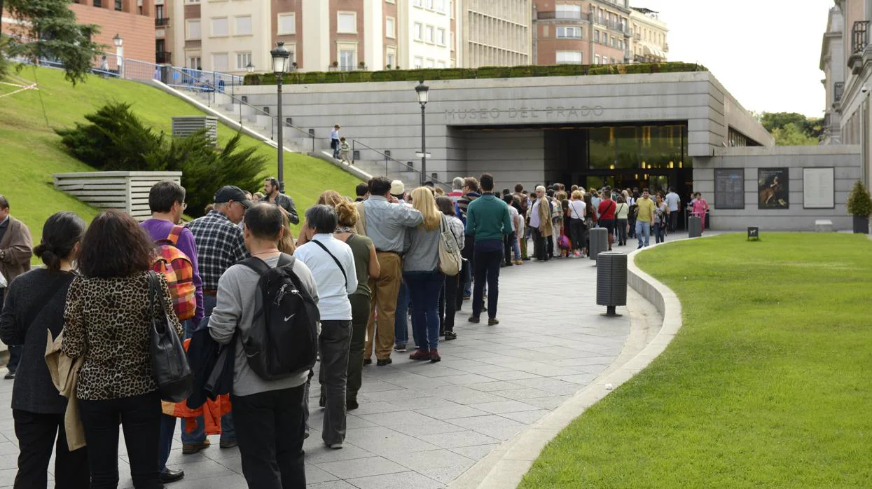 Los visitantes hacen cola en la entrada de los Jerónimos del Museo del Prado