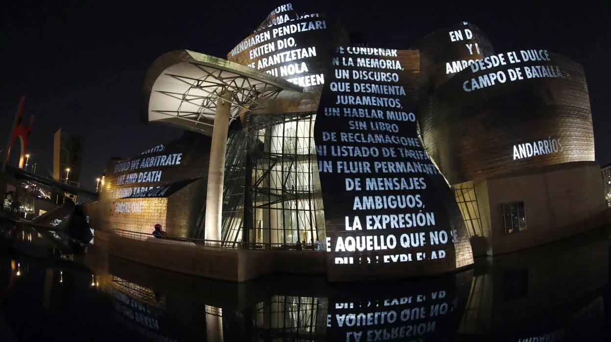 Proyecciones de luz en la fachada norte del Museo Guggenheim de Bilbao