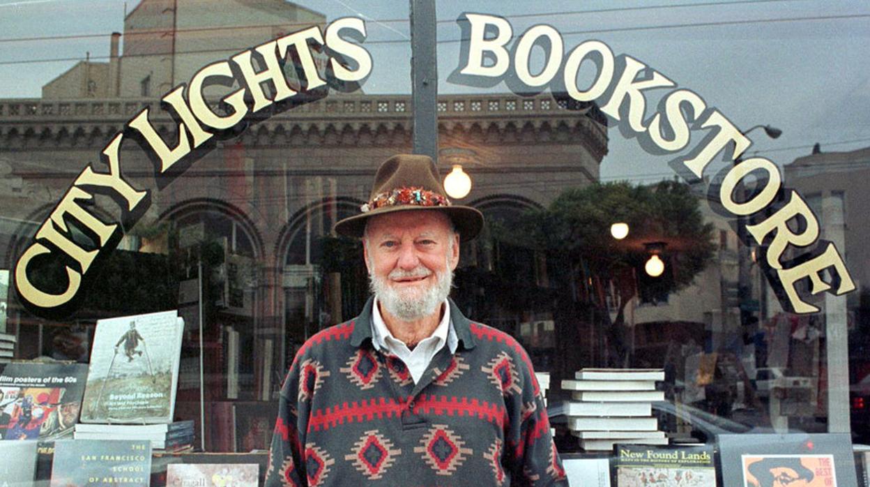 Lawrence Ferlinghetti, delante de la mítica librería City Lights, que fundó en San Francisco en 1952