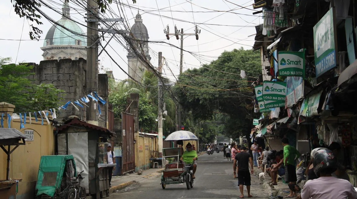 La catedral de Manila asoma entre las chabolas de Intramuros