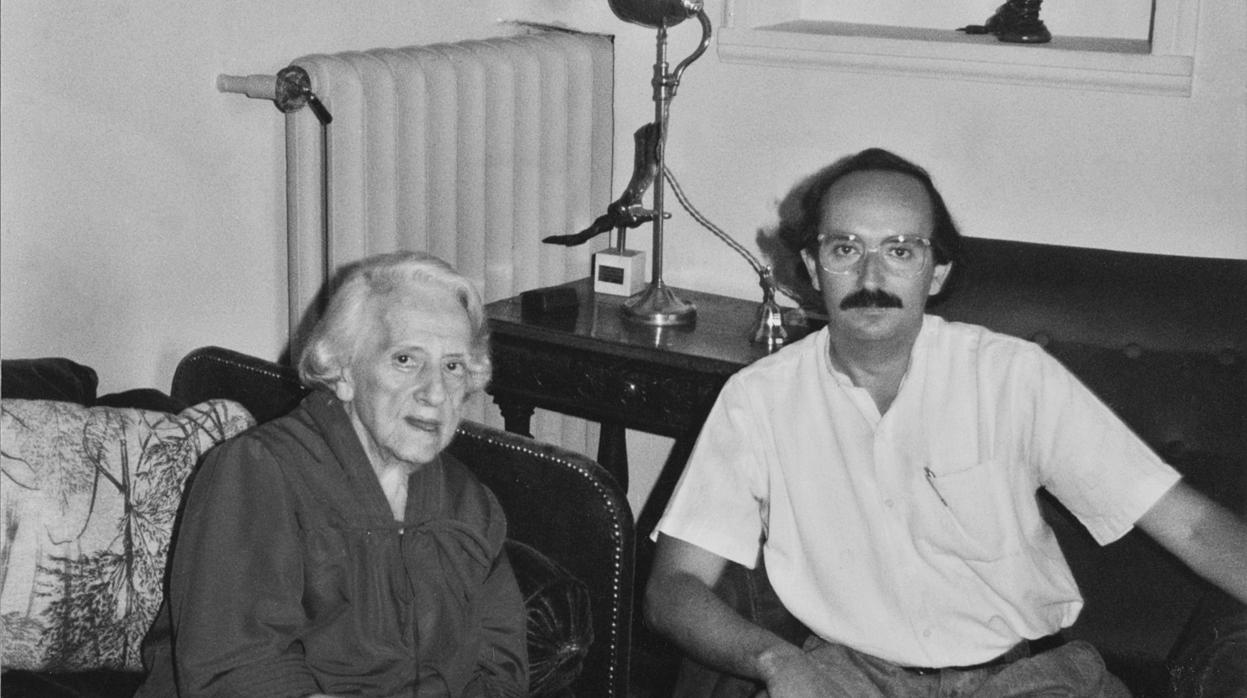 María Zambrano y Antonio Colinas, en la casa de la filósofa en Madrid, en 1985