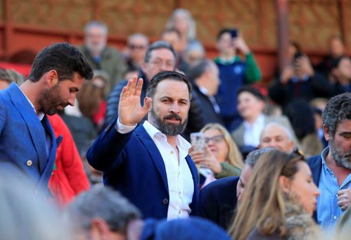 Santiago Abascal, acompañado por el torero catalán Serafín Marín, saluda a los aficionados