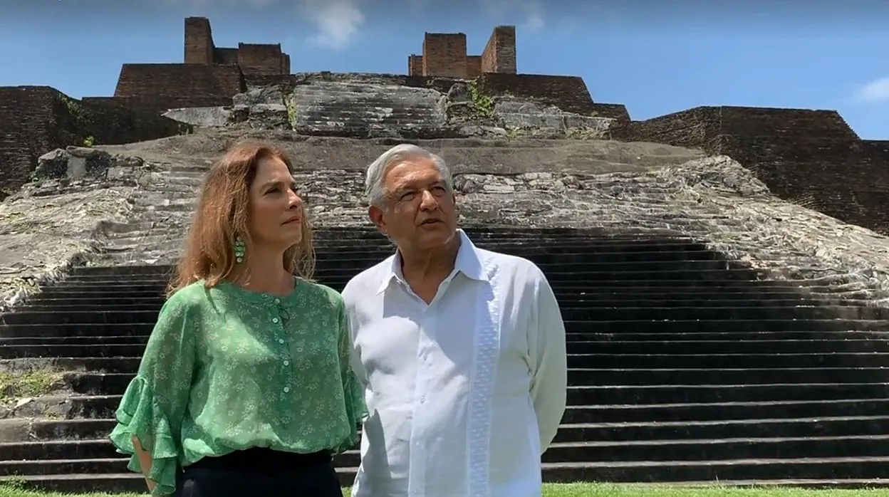 Andrés Manuel López Obrador y su esposa, Beatriz Gutiérrez Müller, en la zona arqueológica de Comalcalco, en el estado de Tabasco (México).