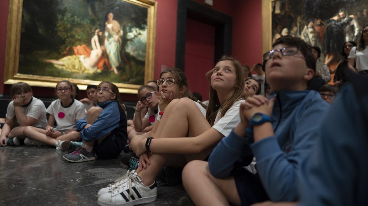 Un grupo de alumnos del Santiago el Mayor de Toledo observa el cuadro «Doña Juana la Loca», de Pradilla