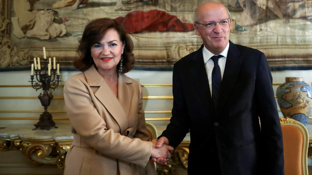 La vicepresidenta Carmen Calvo y el ministro portugués de Asuntos Exteriores, Augusto Santos Silva, ayer en Lisboa