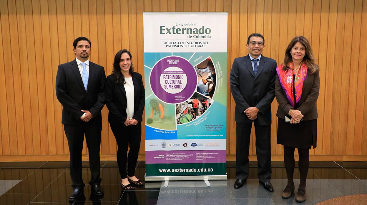 Carlos del Cairo, izquierda, en la presentacíon del programa de arqueología de Externado, al que asistió la vicepresidenta MArta Lucía Ramírez, que apoya la renegociación del contrato con MACS