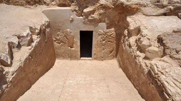 Un grupo de arqueólogos españoles descubre un nivel oculto en una tumba faraónica sepultada por las lluvias