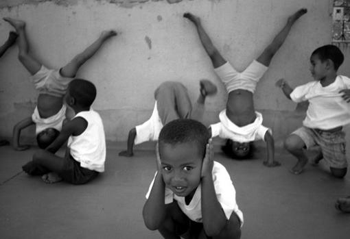 El fotógrafo Alessandro D’Amico muestra &#039;Viajes por el mundo infantil&#039; en la APC de Cádiz