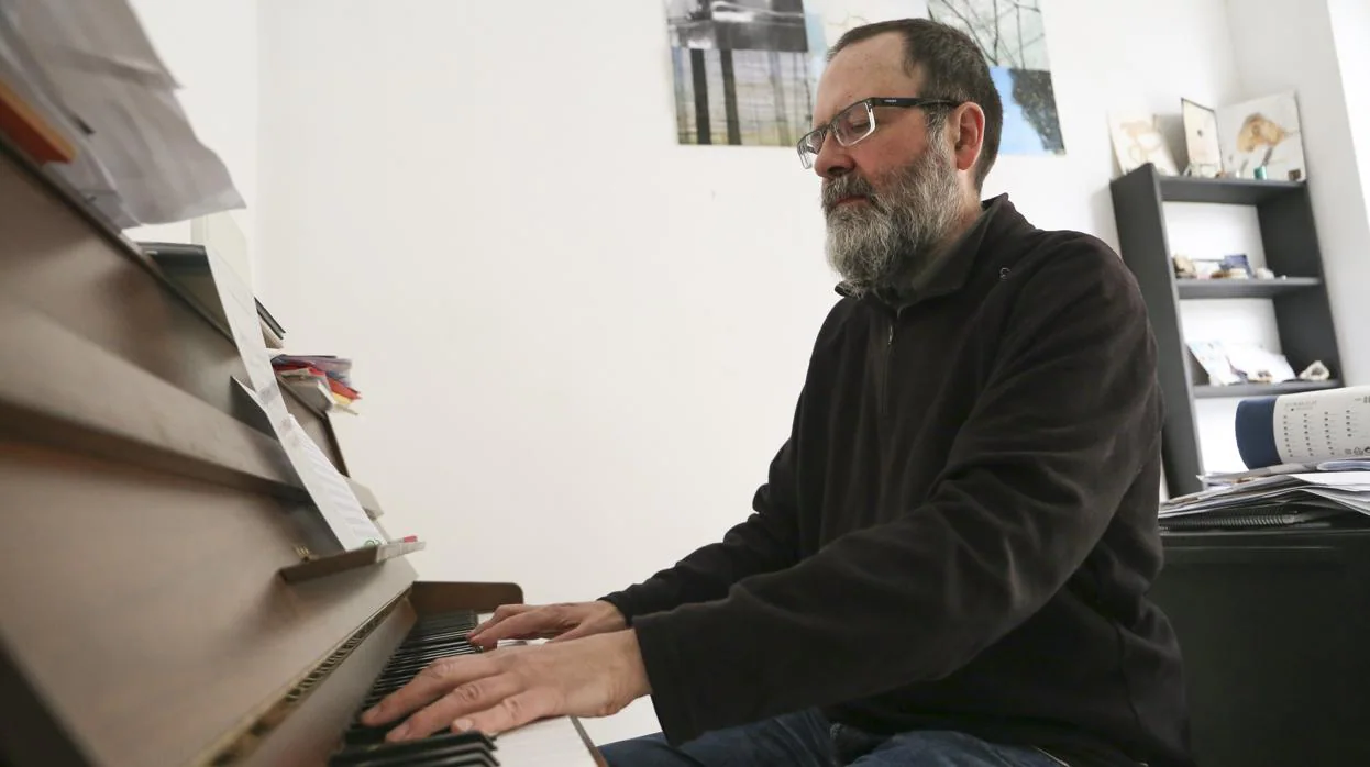 El compositor César Camarero trabajando en su estudio