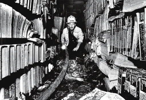 Un bombero, en uno de los pasillos calcinados de la Biblioteca de Los Ángeles