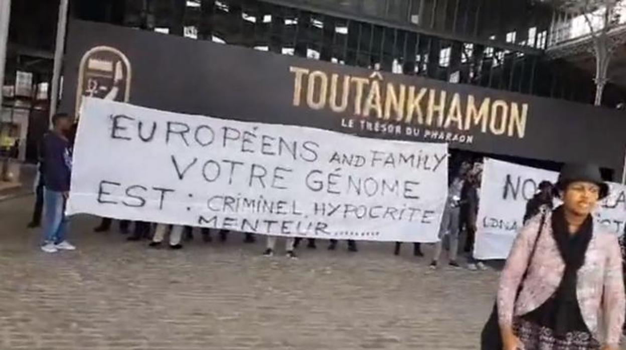 Imagen de las manifestaciones a la puerta de la exposición