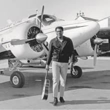 Otis Redding, en una imagen junto al avión en el que murió en accidente