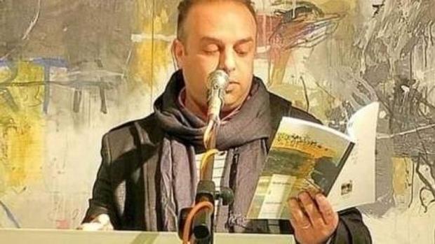 Un poeta muere electrocutado al coger un micrófono en la Feria del Libro de Tetuán