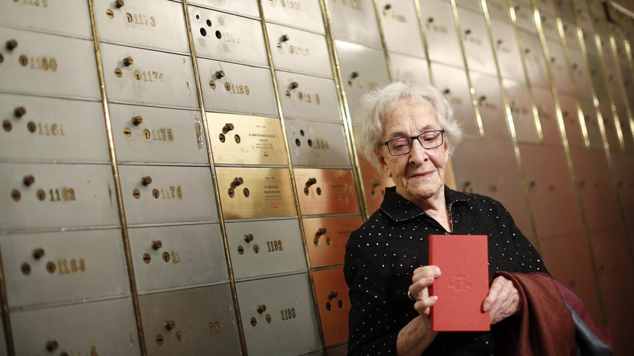 La escritora uruguaya, Ida Vitale, Premio Cervantes 2018, deposita su legado en la Caja de las Letras del Instituto Cervantes