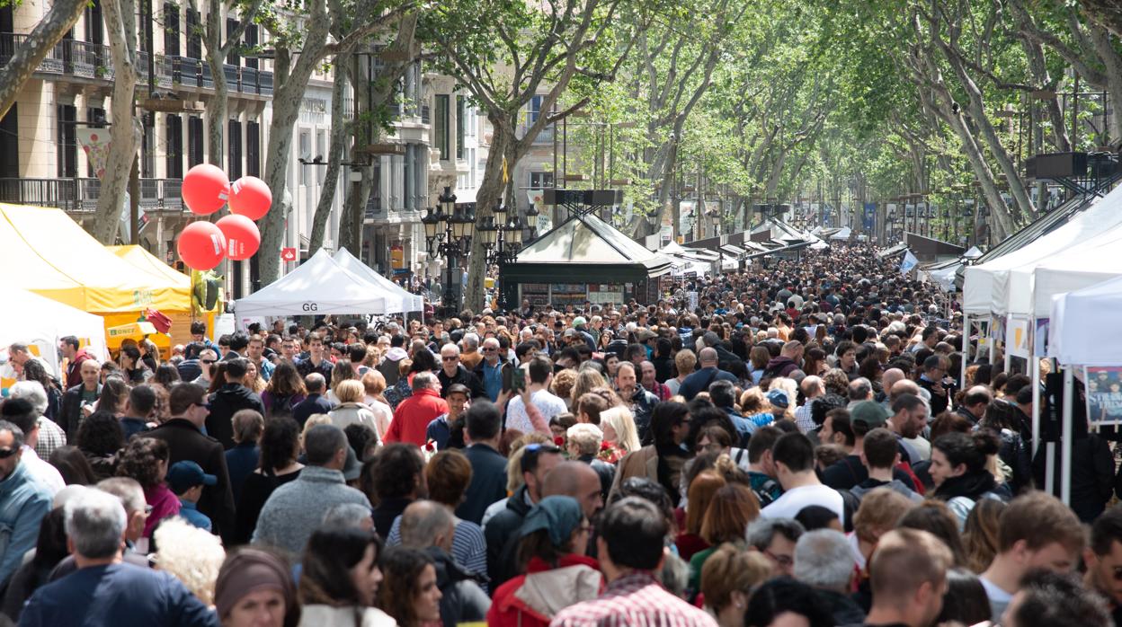 Los barceloneses volvieron a salir a la calle, a pesar de la lluvia, para celebrar el día de Sant Jordi