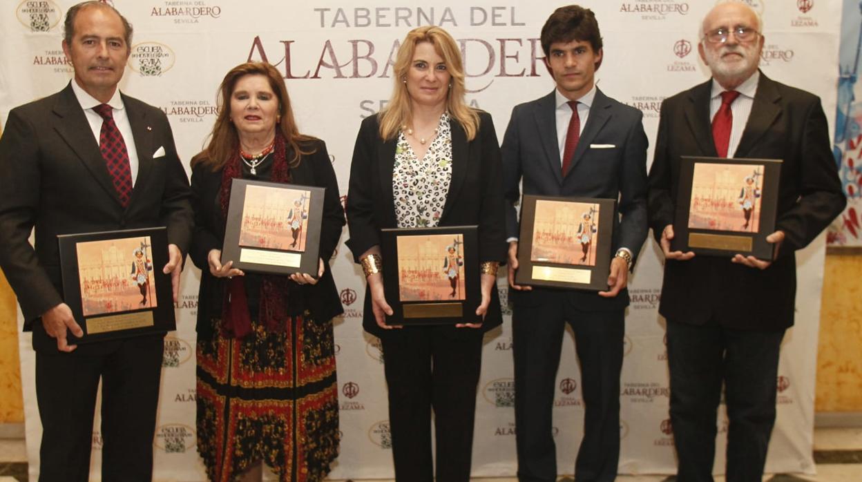 Los premiados y sus representantes posan con los trofeos