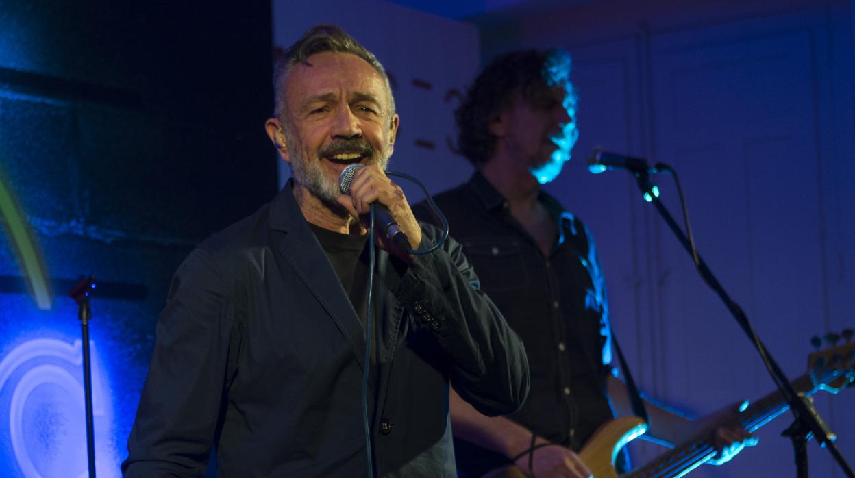 Rafa Sánchez al frente de La Unión durante un concierto