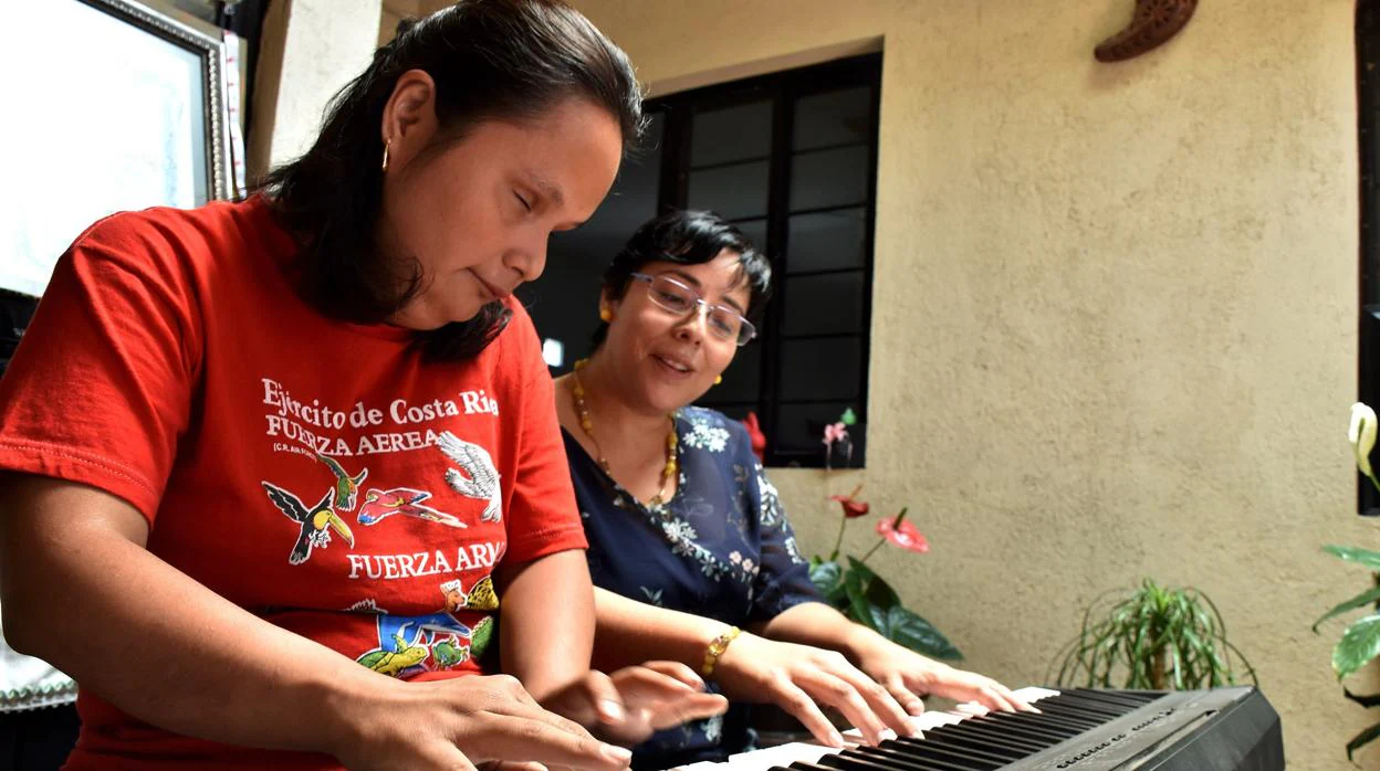 Isaura Margarita toca el piano junto a su madre