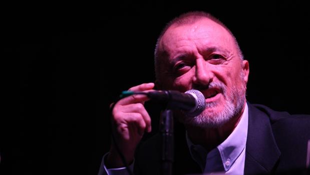 Pérez-Reverte carga contra «la nueva Inquisición» de la perspectiva de género por su retirada de cuentos