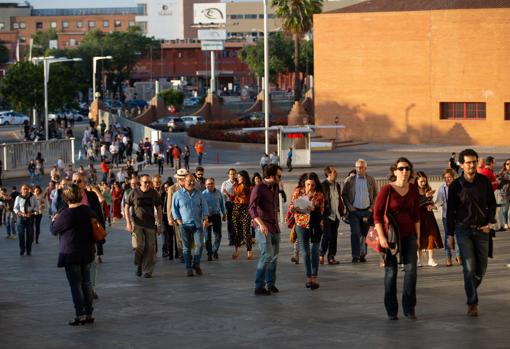 El público llegando al Auditorio Fibes para el concierto