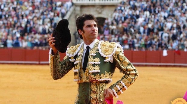 Dos vueltas al ruedo de Cayetano en una corrida de toros de Puerta del Príncipe