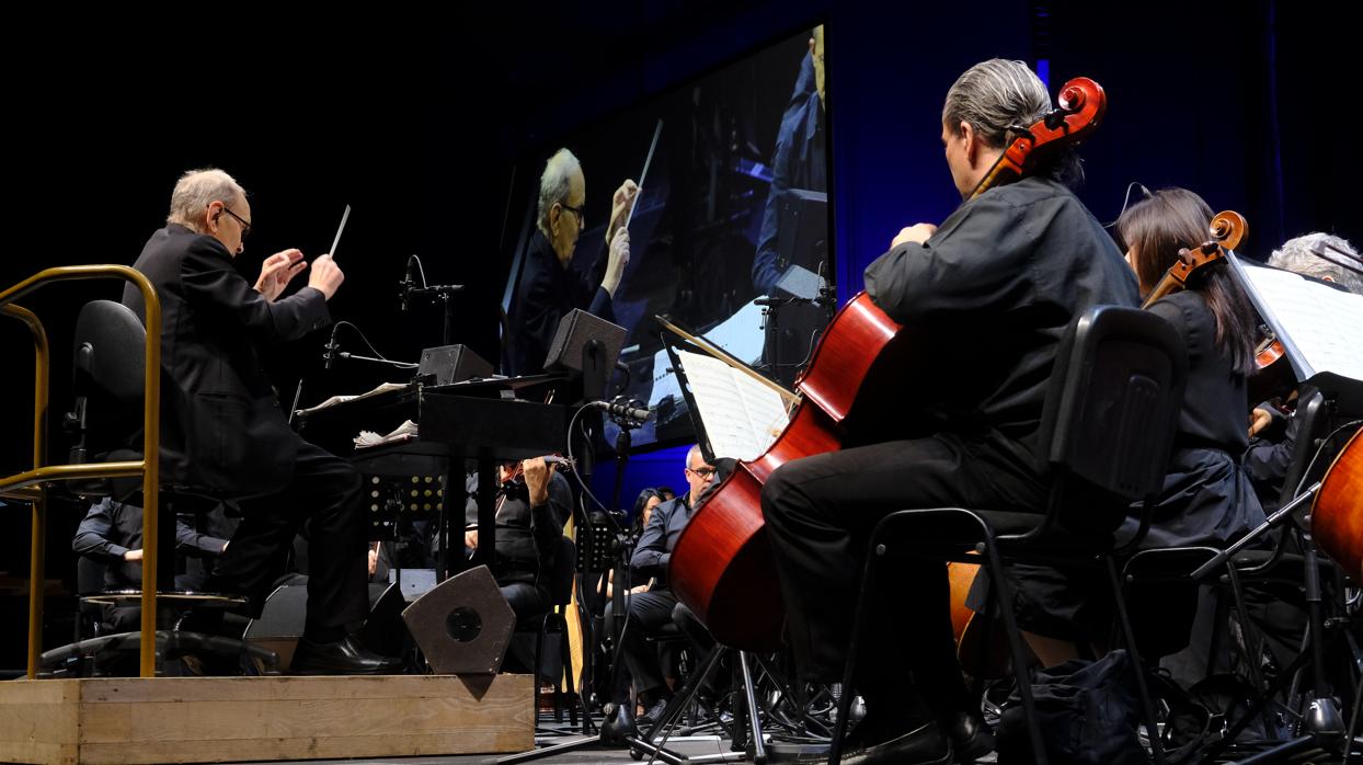 Ennio Morricone, dirigiendo a su orquesta durante el concierto del WiZink Center