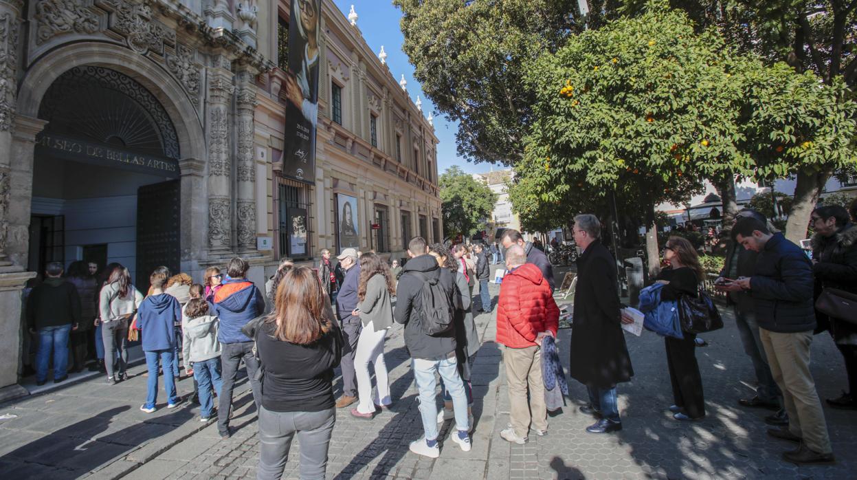 Colas para acceder al museo a la antológica de Murillo