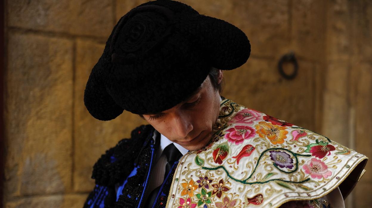 Sebastián Castella en el patio de caballos de la Real Maestranza, antes de torear