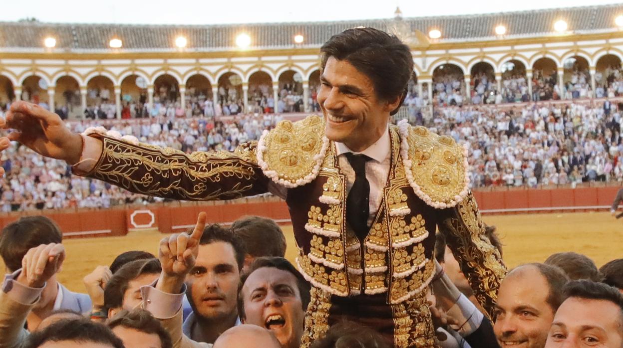 Pablo Aguado, saliendo por la Puerta del Príncipe tras su faena en la Maestranza