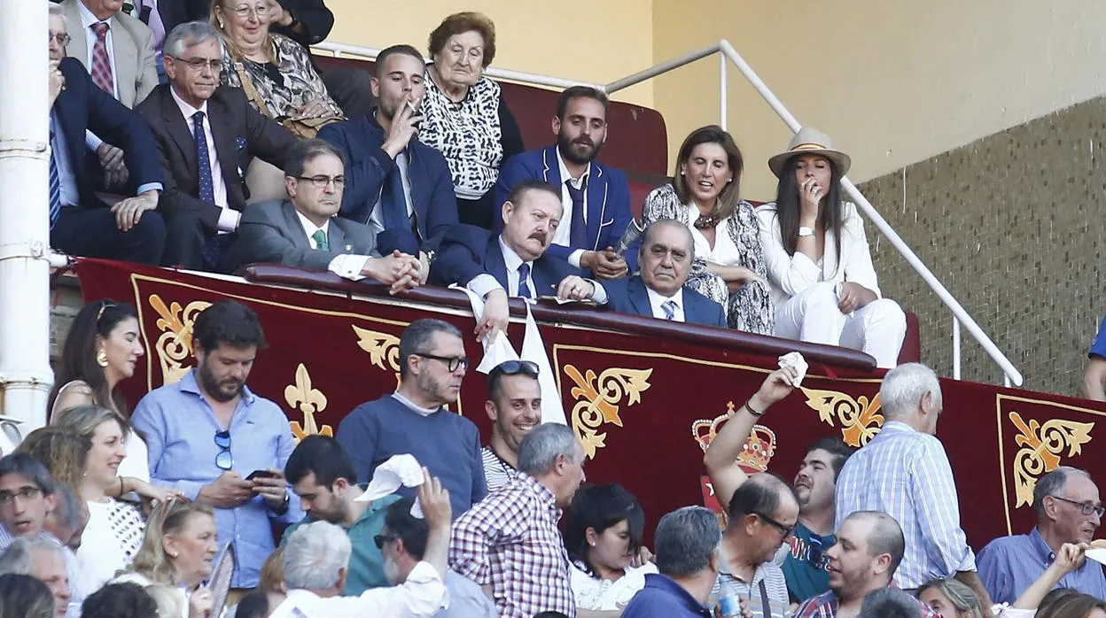 El presidente Gonzalo Villa, con los dos pañuelos blancos de la polémica