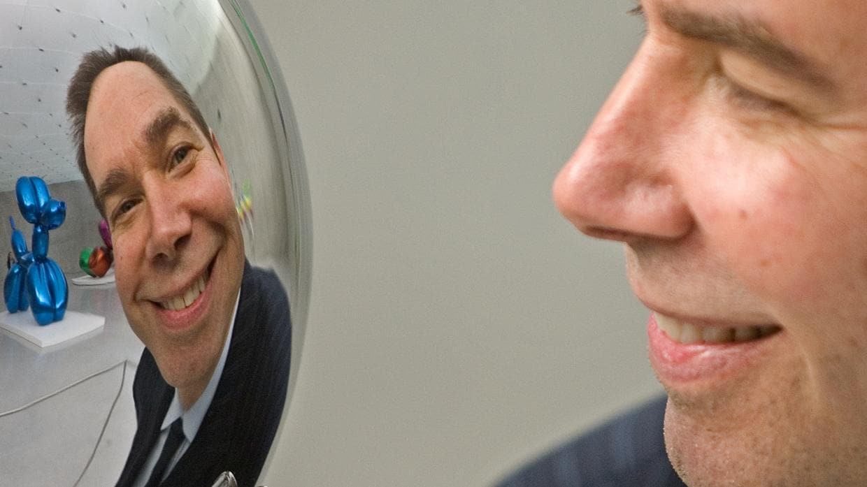 Jeff Koons se refleja sonriente en su «Rabbit»