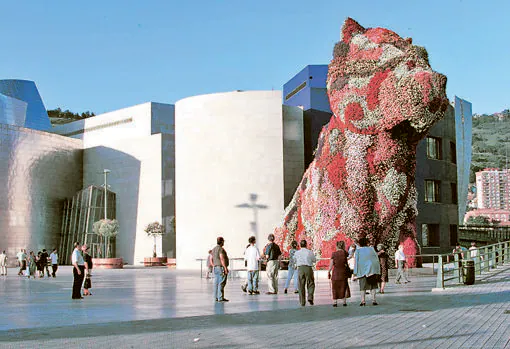 «Puppy», de Jeff Koons, vigila permanentemente el Museo Guggenheim de Bilbao