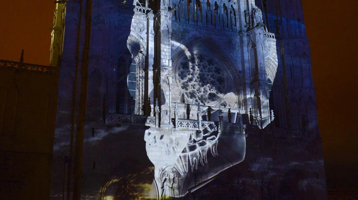 Proyección en la fachada de la Catedral de Burgos, en una edición anterior de la Noche Blanca