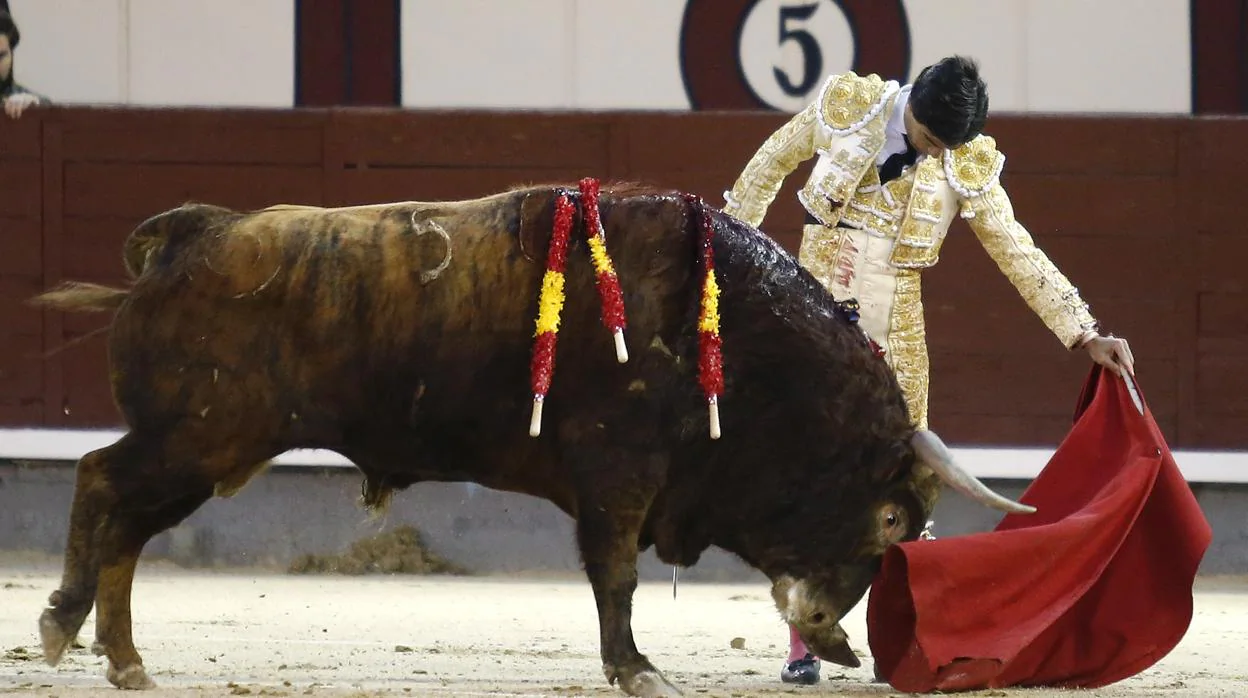 Pablo Aguado acaricia la embestida del sexto toro de Montalvo