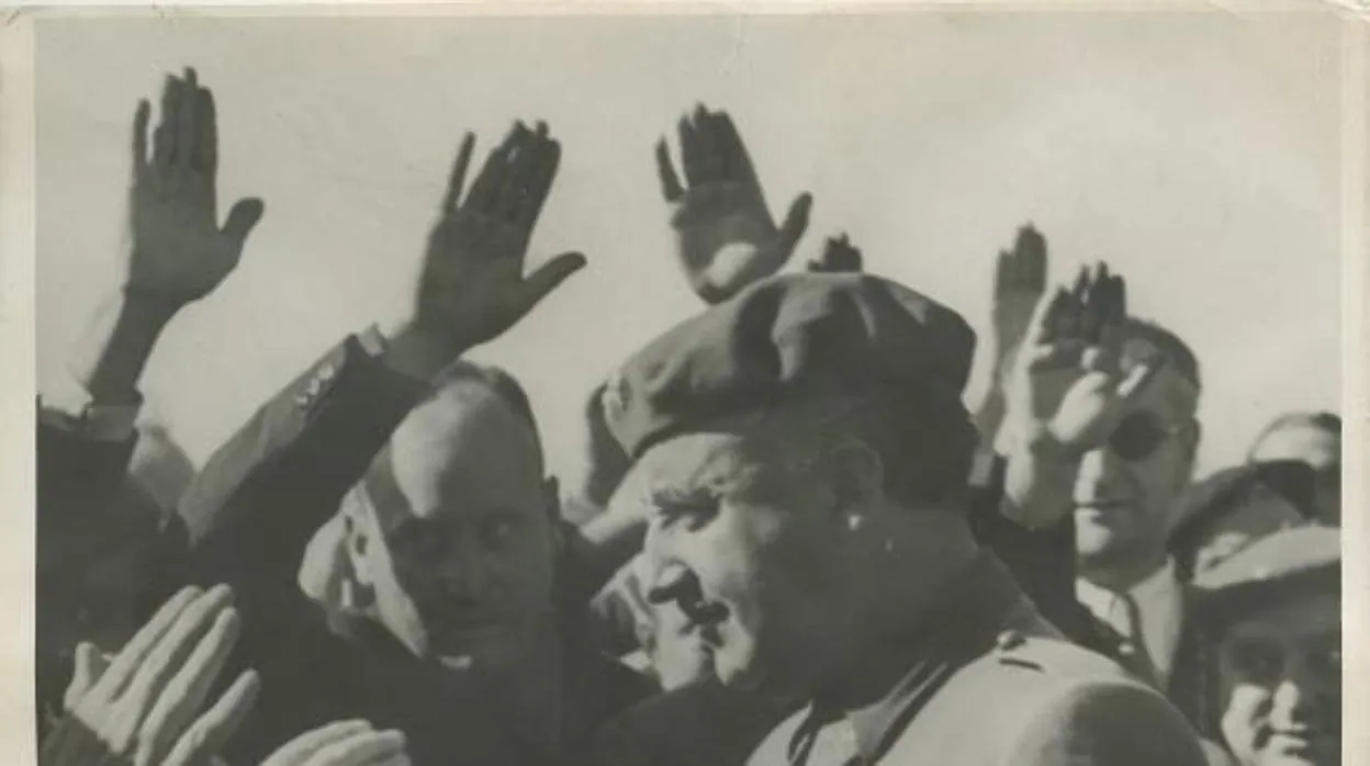 Francisco Franco saludando a la muchedumbre en el fuerte de Guadalupe, durante su visita a Irún