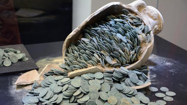 Las 53.000 monedas del tesoro de Tomares iluminarán el final del Imperio Romano