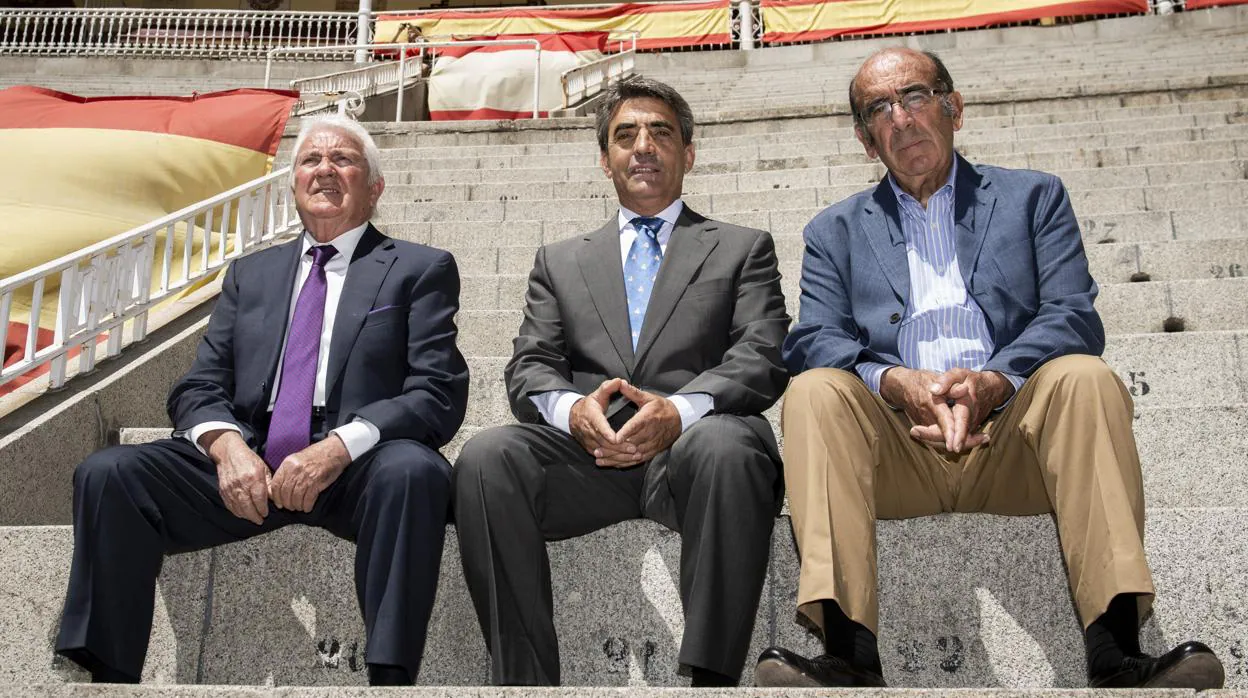 José Escolar, Victorino Martín y Adolfo Martín, en el homenaje a Albaserrada en Las Ventas