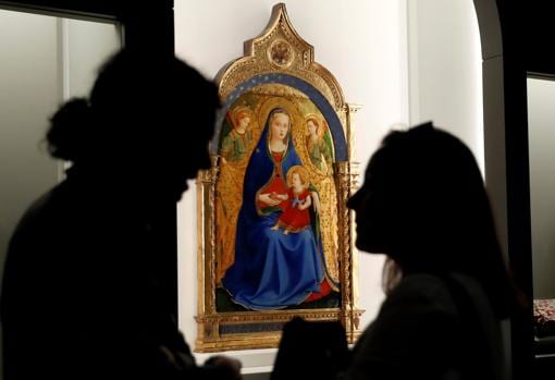 Dos personas charlan ante «La Virgen de la granada», de Fra Angelico, propiedad del Prado